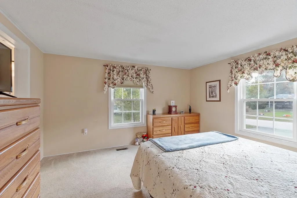 18 Lilac Court Raymond NH 03077