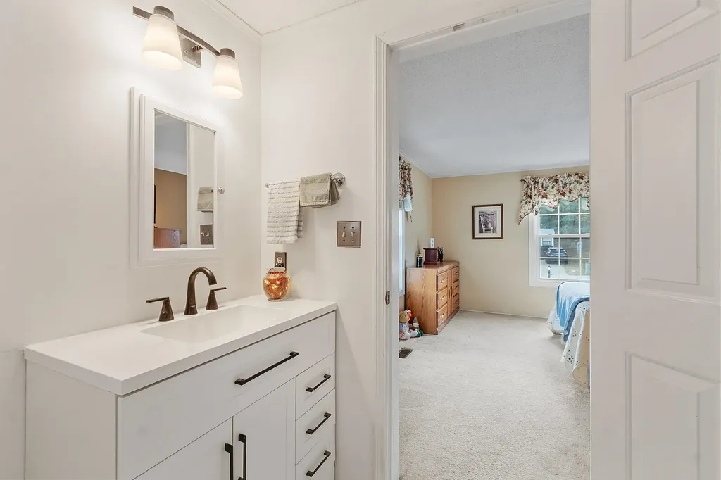 18 Lilac Court Raymond NH 03077