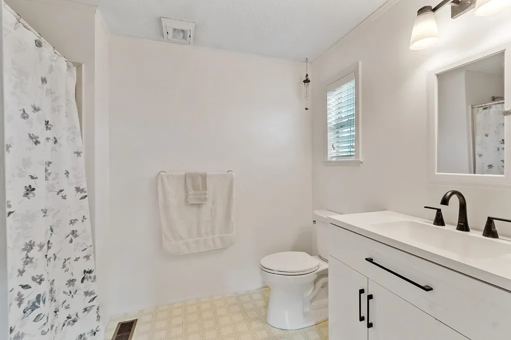 18 Lilac Court Raymond NH 03077