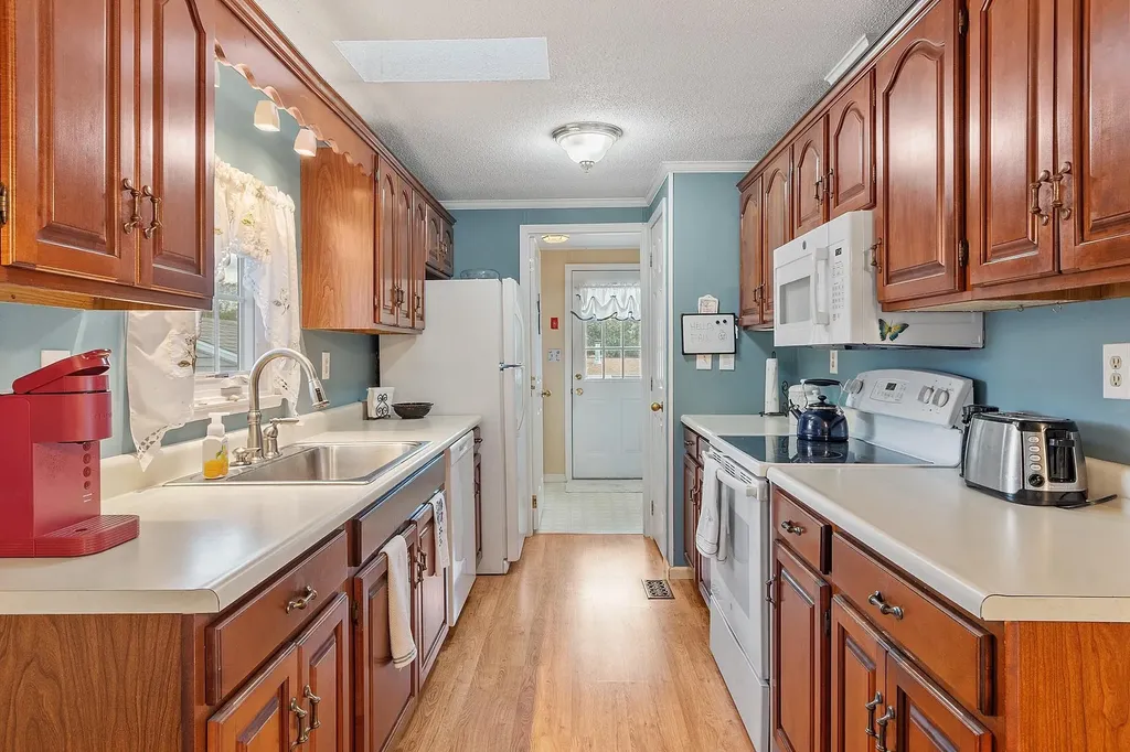 18 Lilac Court Raymond NH 03077