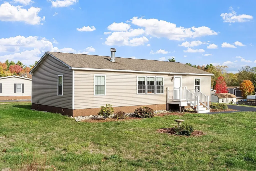 18 Lilac Court Raymond NH 03077