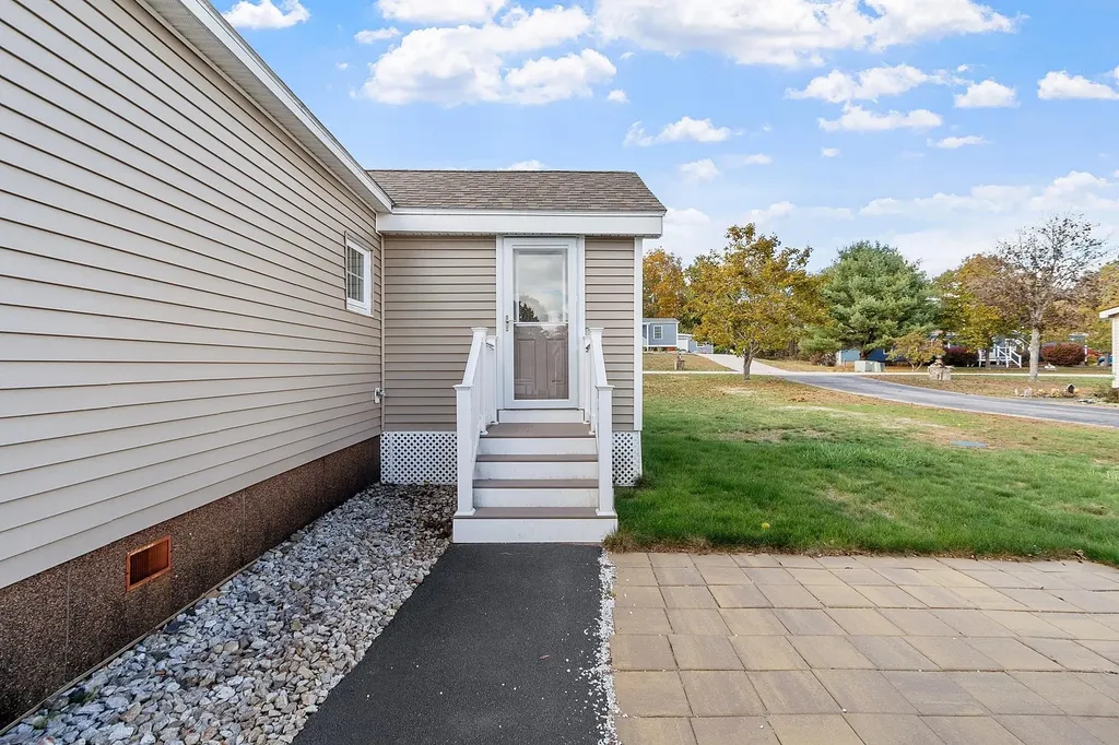 18 Lilac Court Raymond NH 03077