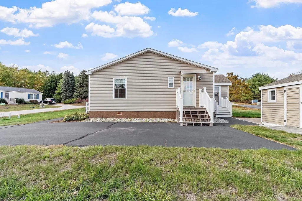 18 Lilac Court Raymond NH 03077