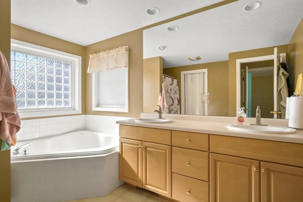 16 Summit Road Bedford NH 03110