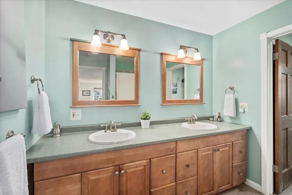 54 Ledgeview Drive Rochester NH 03839