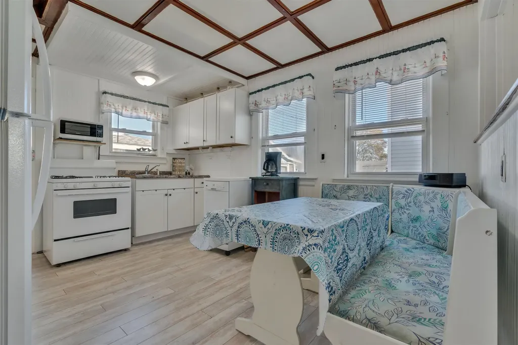 17 Johnson Avenue Hampton NH 03290-4906