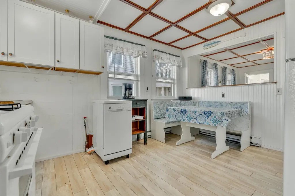 17 Johnson Avenue Hampton NH 03290-4906