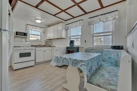 17 Johnson Avenue Hampton NH 03290-4906