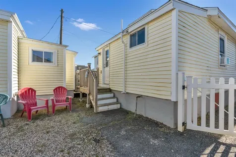 17 Johnson Avenue Hampton NH 03290-4906