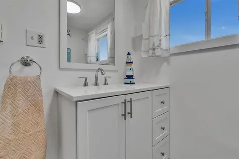 17 Johnson Avenue Hampton NH 03290-4906