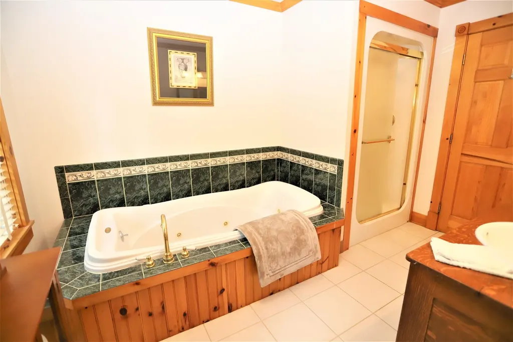 36 Tomahawk Path Derby VT 05829