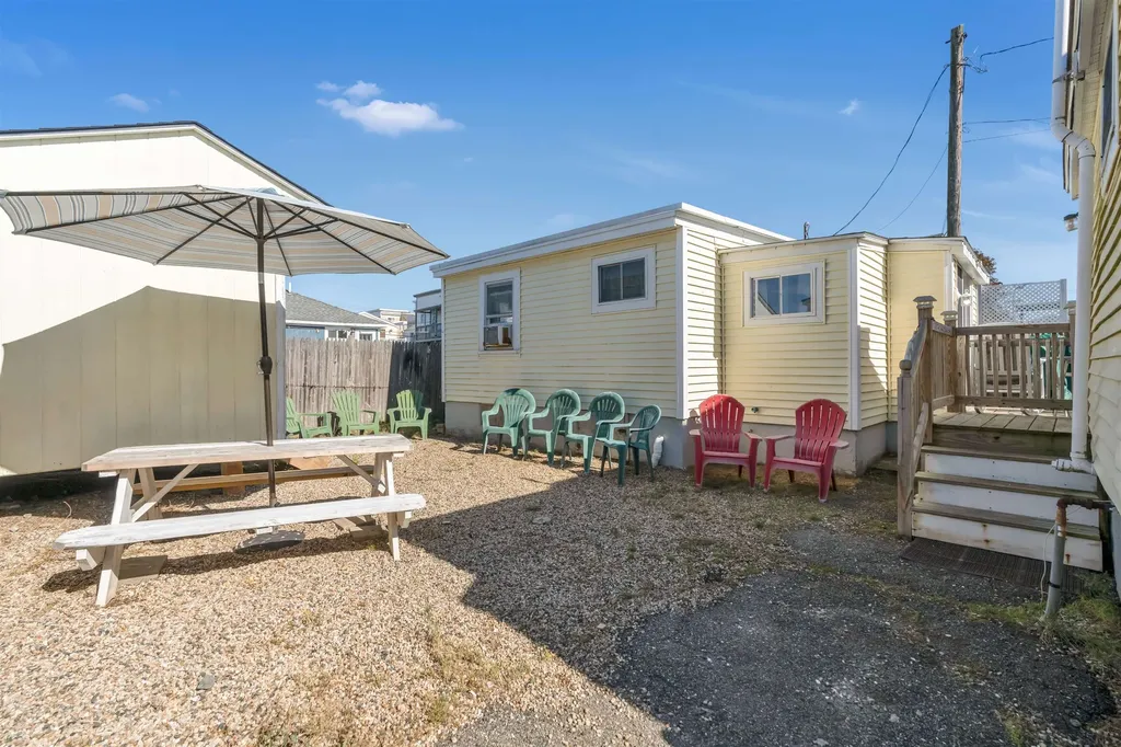 17 Johnson Avenue Hampton NH 03290-4906