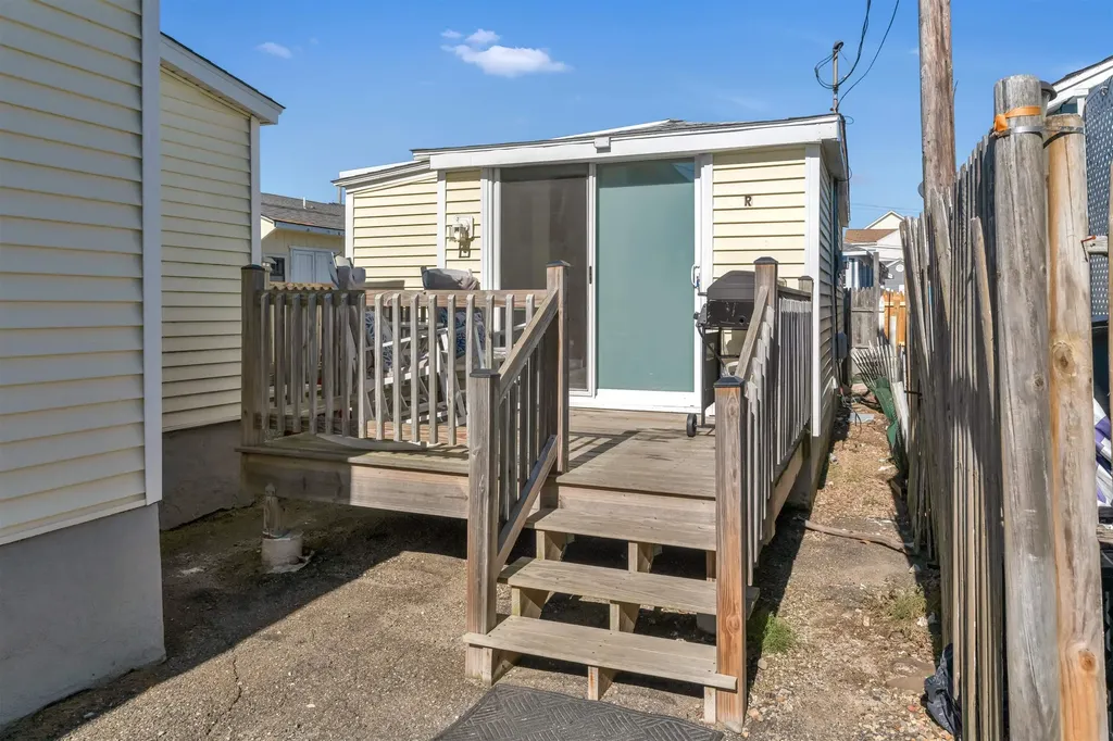 17 Johnson Avenue Hampton NH 03290-4906