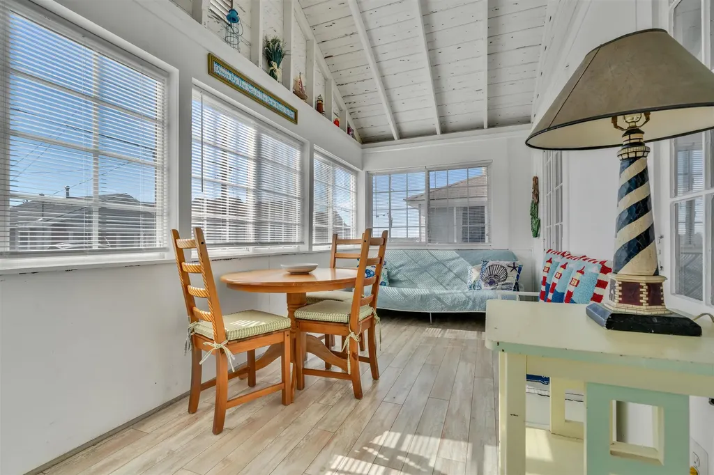 17 Johnson Avenue Hampton NH 03290-4906