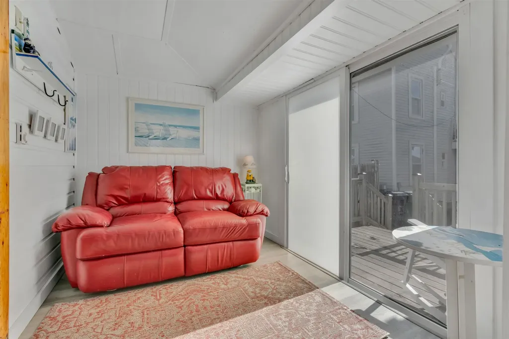 17 Johnson Avenue Hampton NH 03290-4906