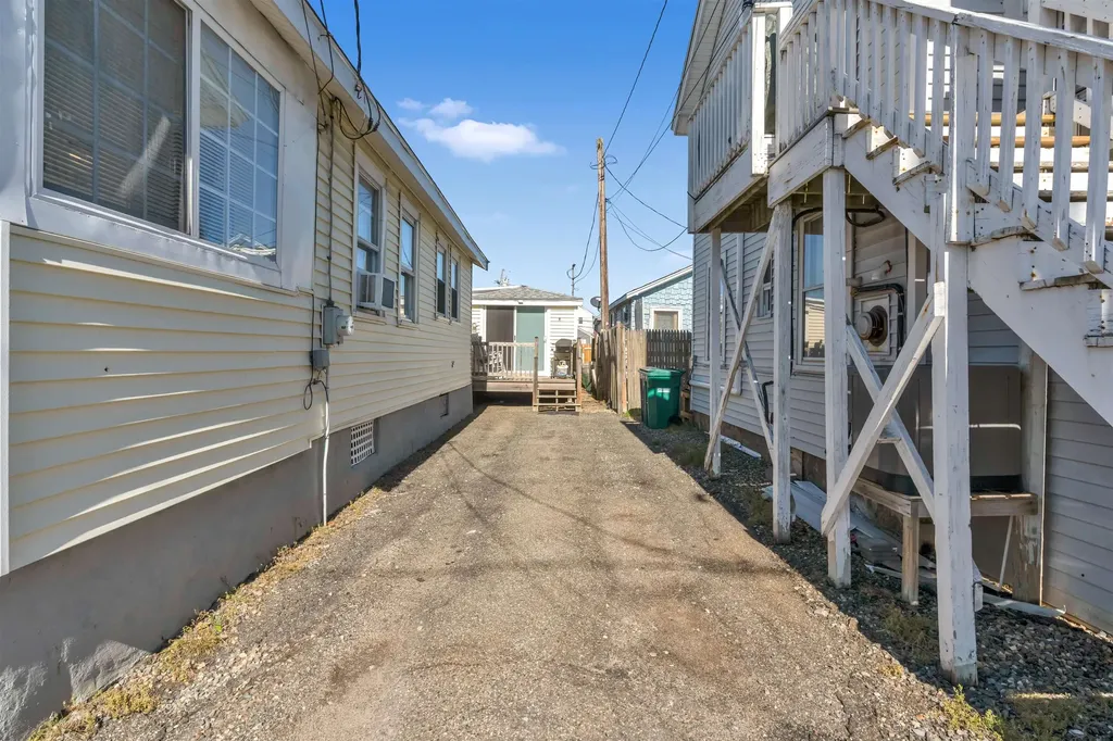 17 Johnson Avenue Hampton NH 03290-4906