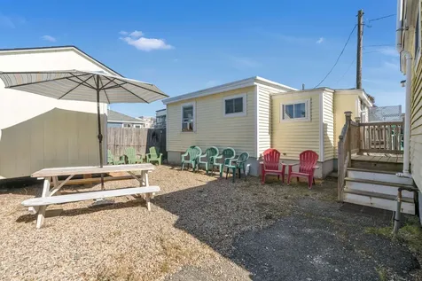 17 Johnson Avenue Hampton NH 03290-4906