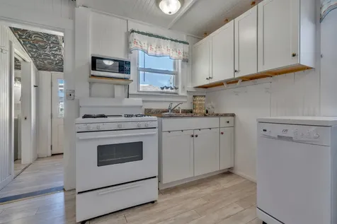 17 Johnson Avenue Hampton NH 03290-4906