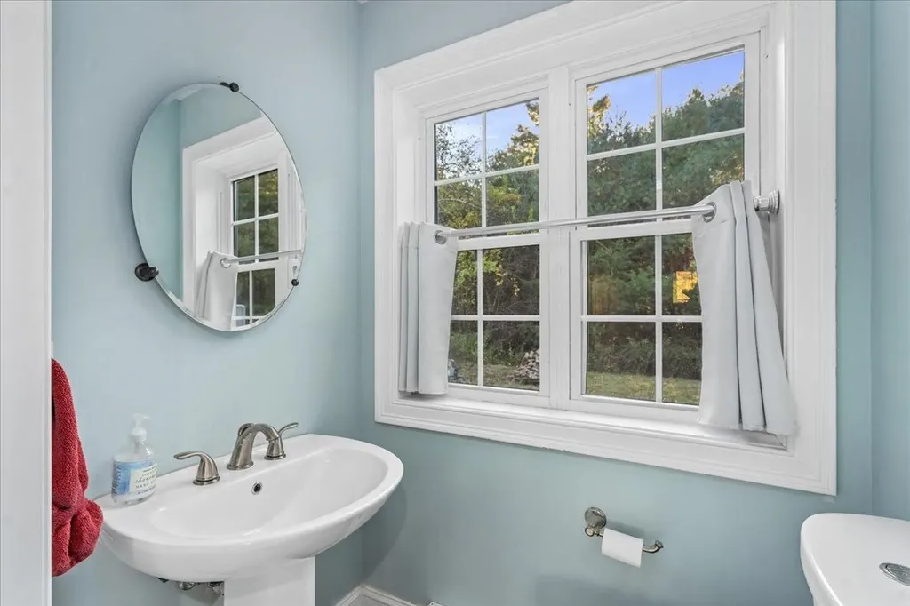 132 North Road Deerfield NH 03037