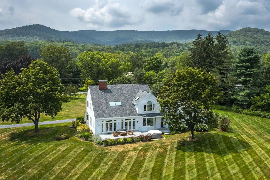 17 Farwell Lane Dorset VT 05251