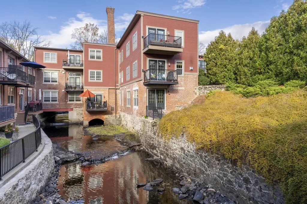 7 Chester Road Derry NH 03038