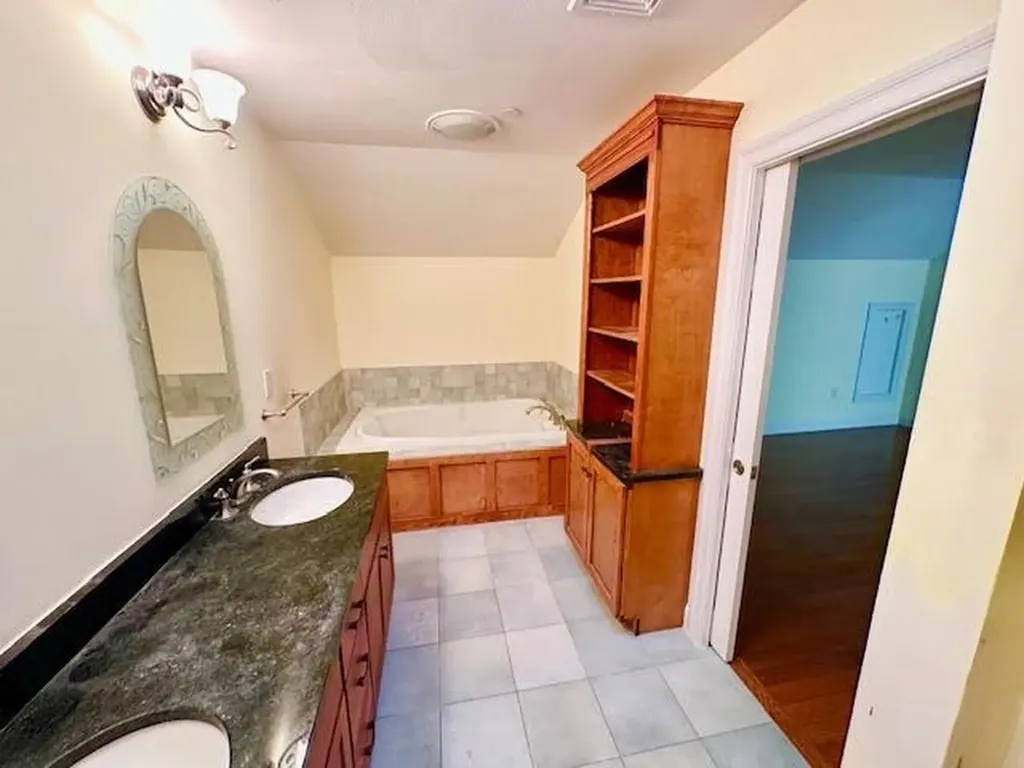 4L Indian Hill Road Derry NH 03038