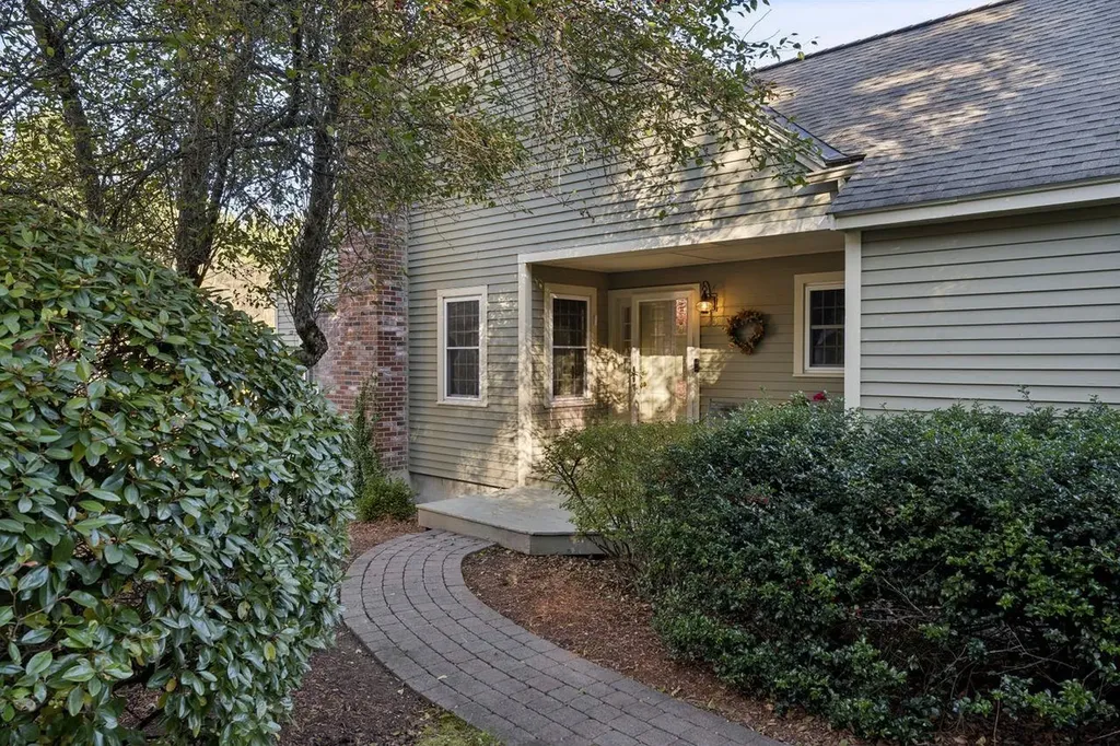 25 Atherton Lane Amherst NH 03031