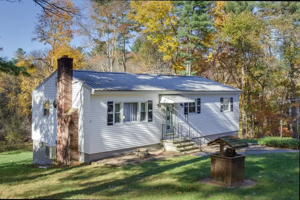 10 Dutton Road Pelham NH 03076