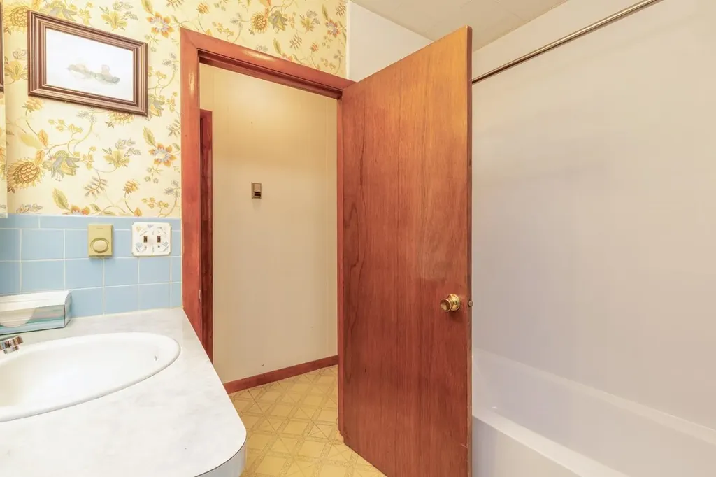 10 Dutton Road Pelham NH 03076