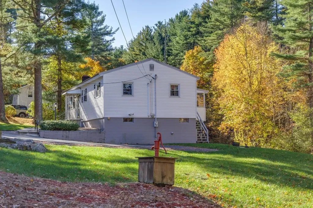 10 Dutton Road Pelham NH 03076