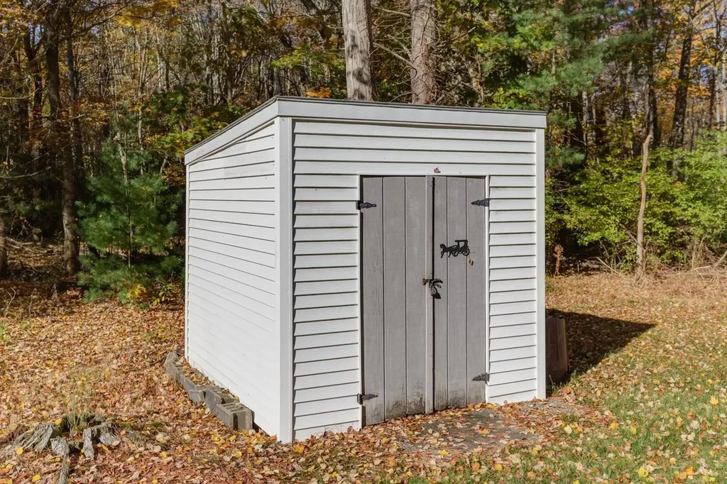 10 Dutton Road Pelham NH 03076