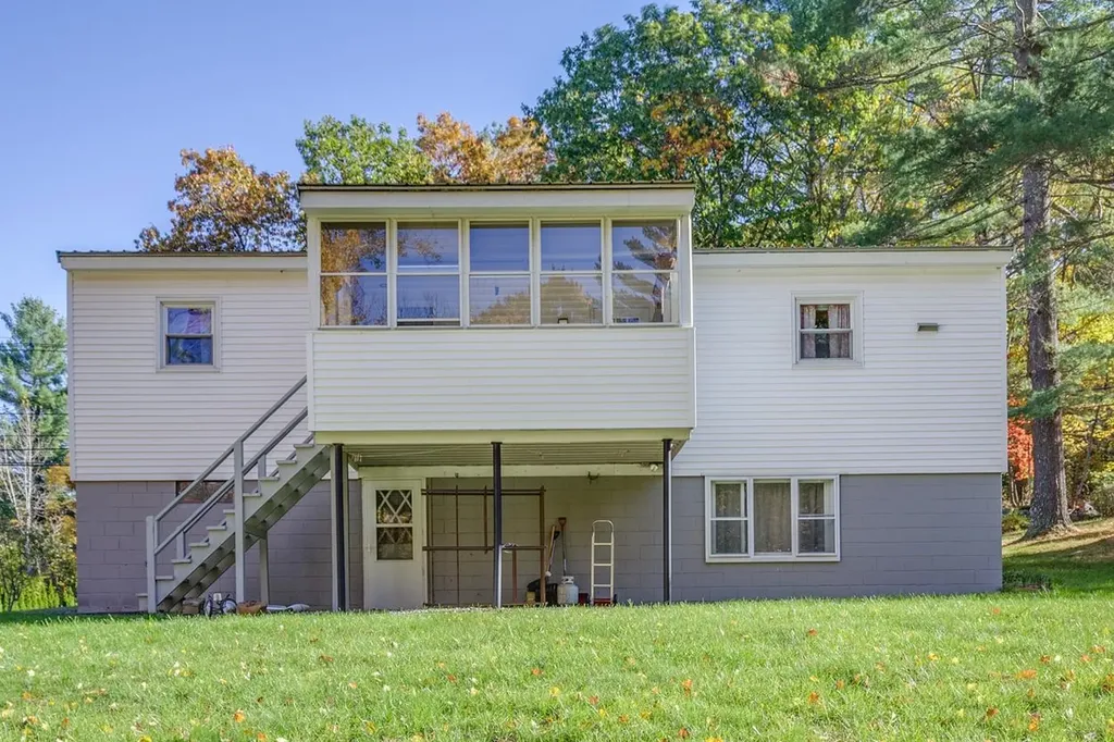 10 Dutton Road Pelham NH 03076