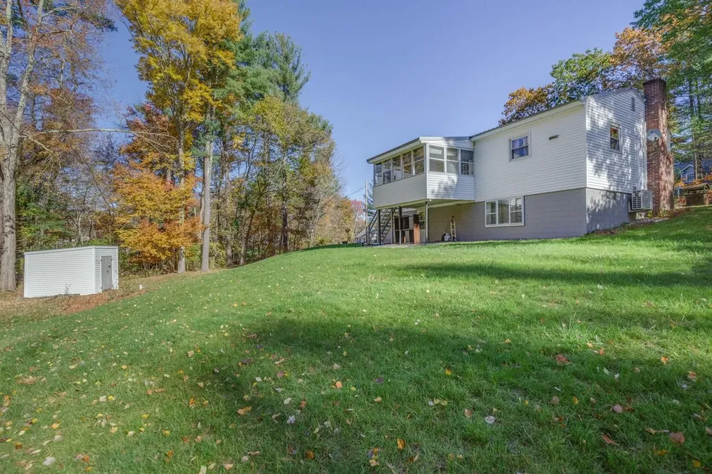 10 Dutton Road Pelham NH 03076