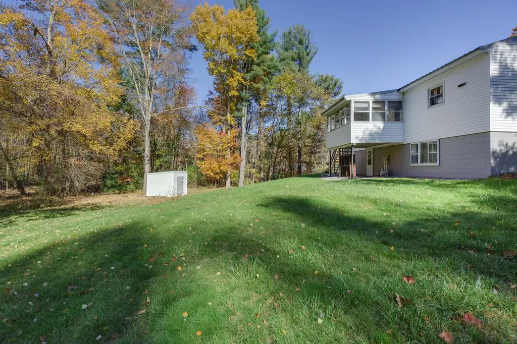 10 Dutton Road Pelham NH 03076