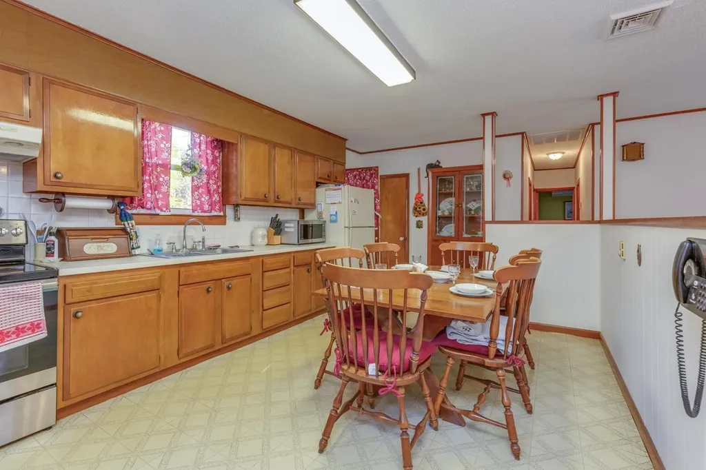 10 Dutton Road Pelham NH 03076