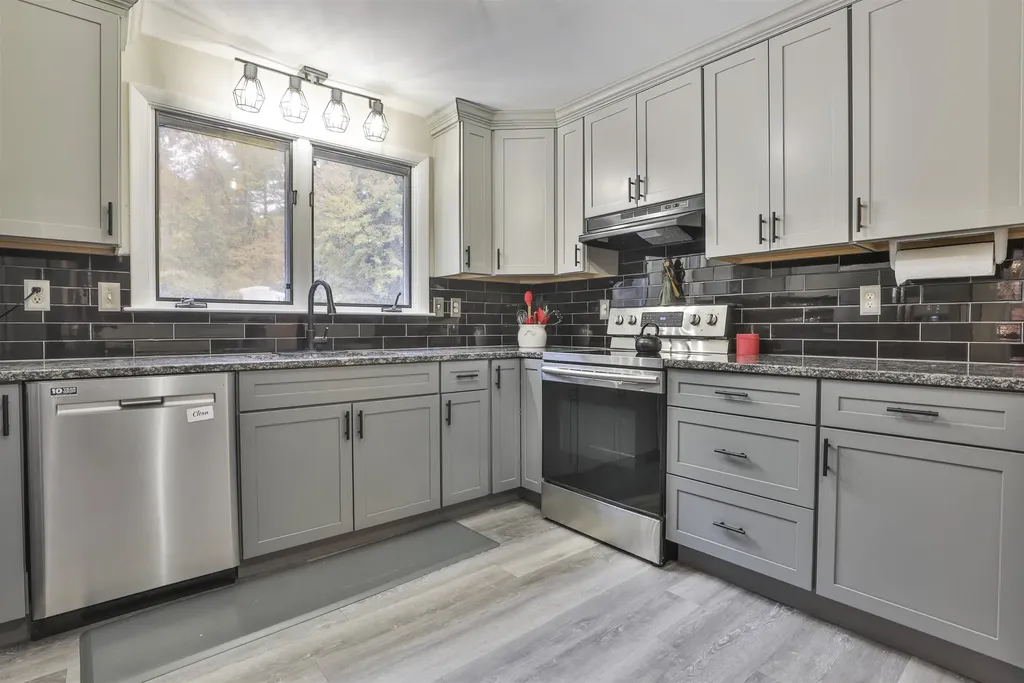 11 Teloian Drive Hudson NH 03051