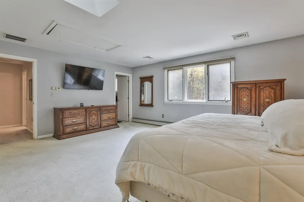 11 Teloian Drive Hudson NH 03051