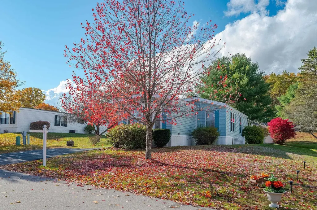 22 Cherokee Way Rochester NH 03867