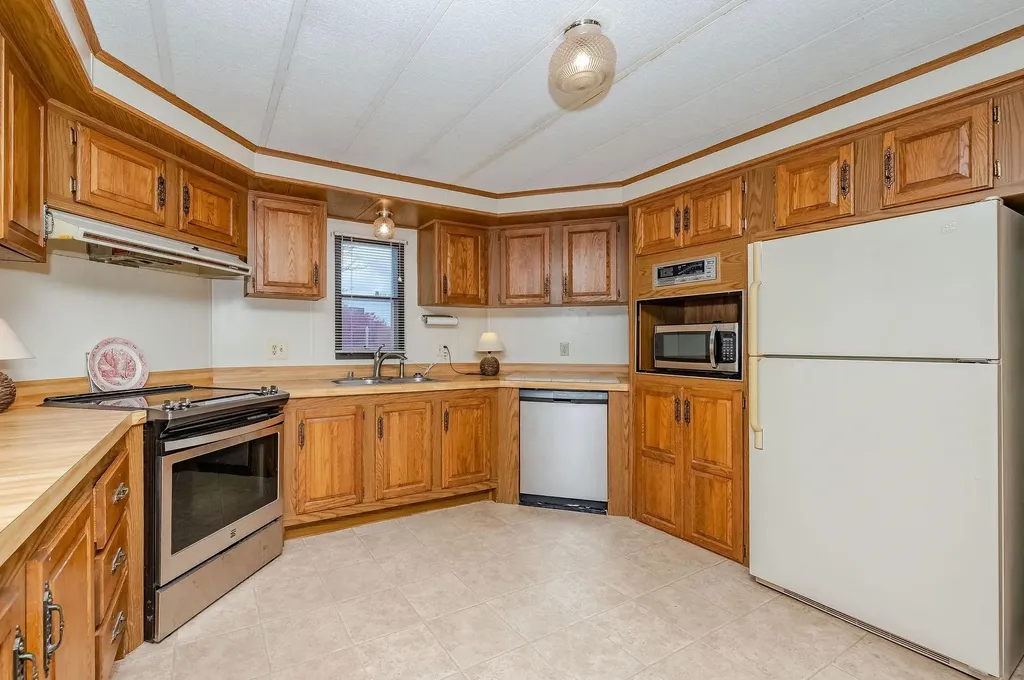 22 Cherokee Way Rochester NH 03867