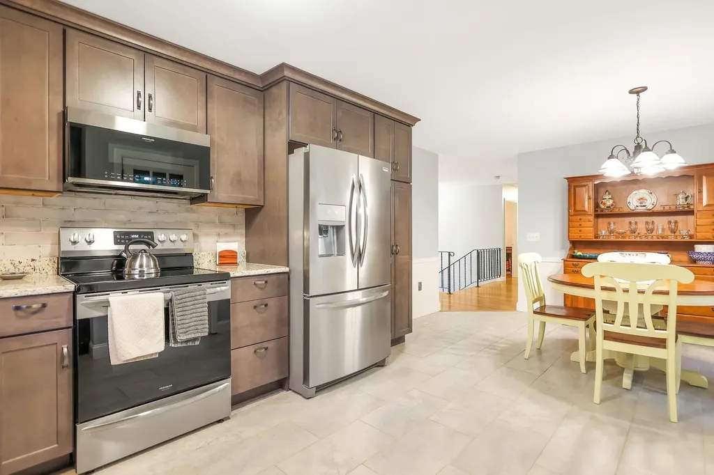 11 Cardinal Drive Hudson NH 03051