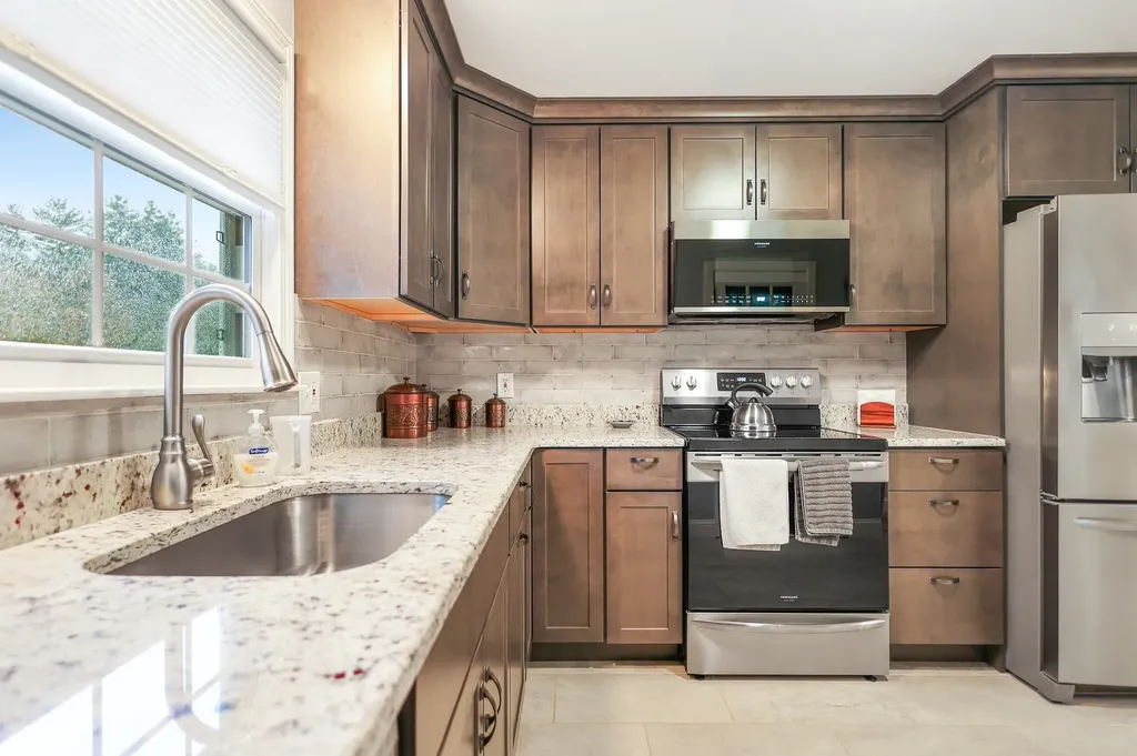 11 Cardinal Drive Hudson NH 03051