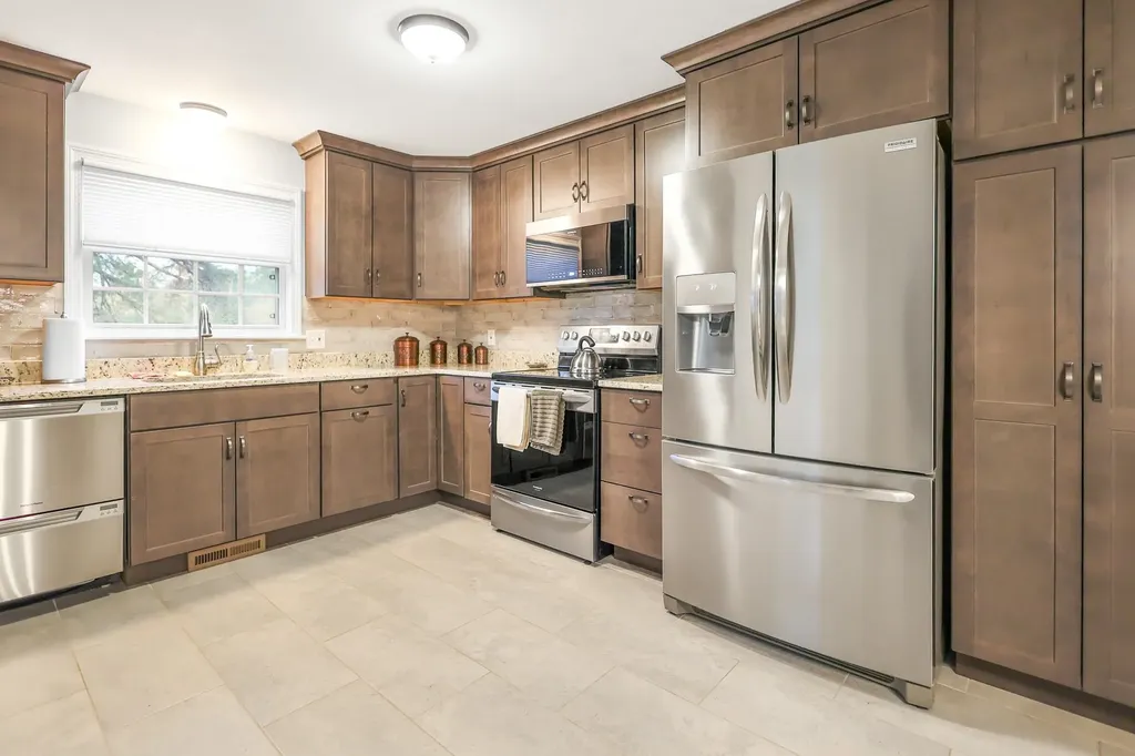 11 Cardinal Drive Hudson NH 03051