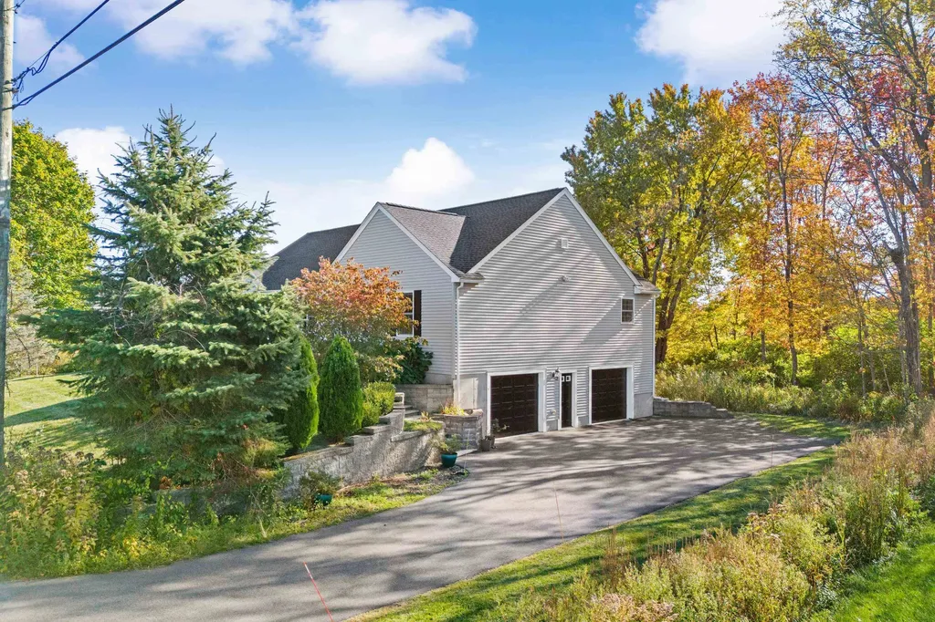 22 Maple Road North Hampton NH 03862