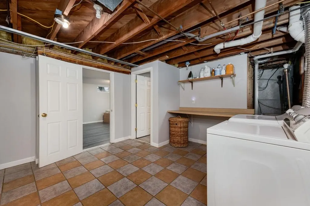 27 Ash Street Hartford VT 05001