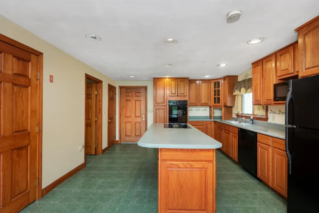 108 South Shore Road Windham NH 03087