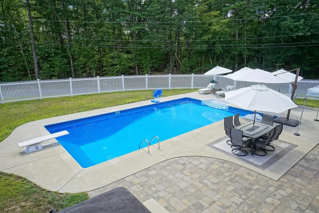 10 Folly Brook Terrace Kingston NH 03848