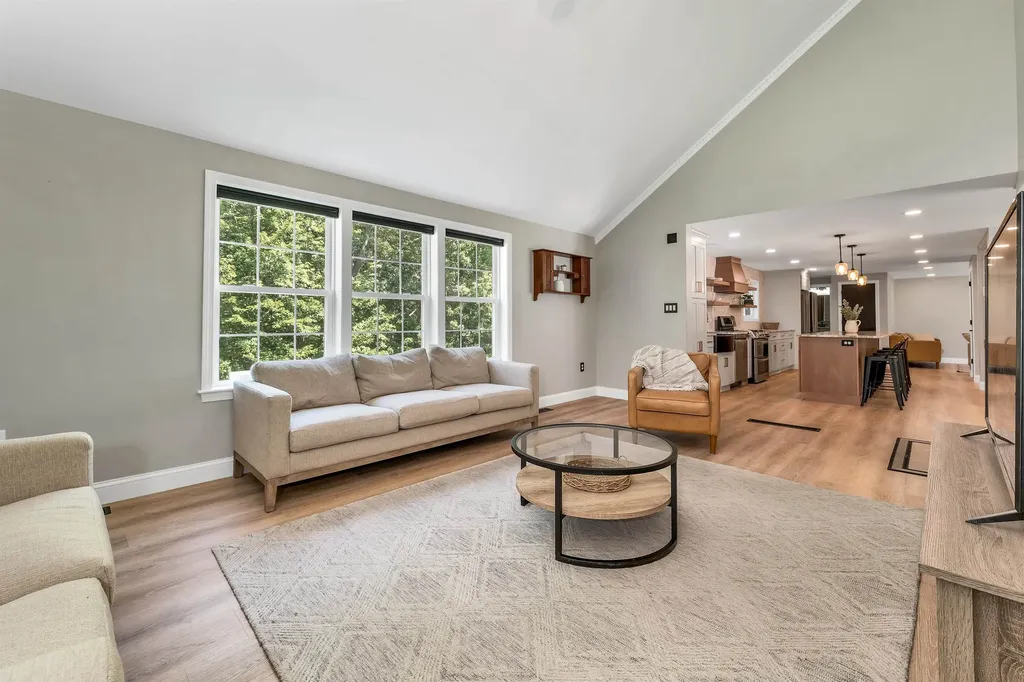 9 Cambridge Drive Merrimack NH 03054