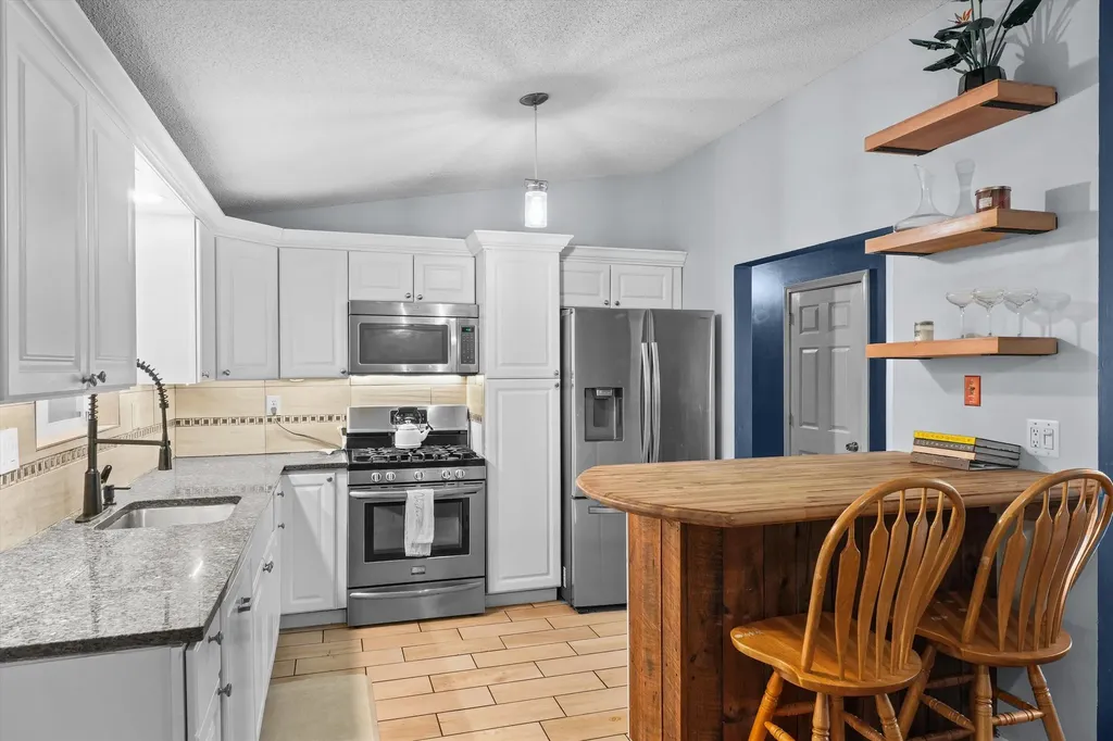 49 New Searles Road Nashua NH 03062
