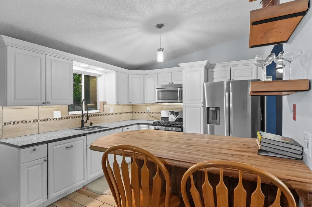 49 New Searles Road Nashua NH 03062