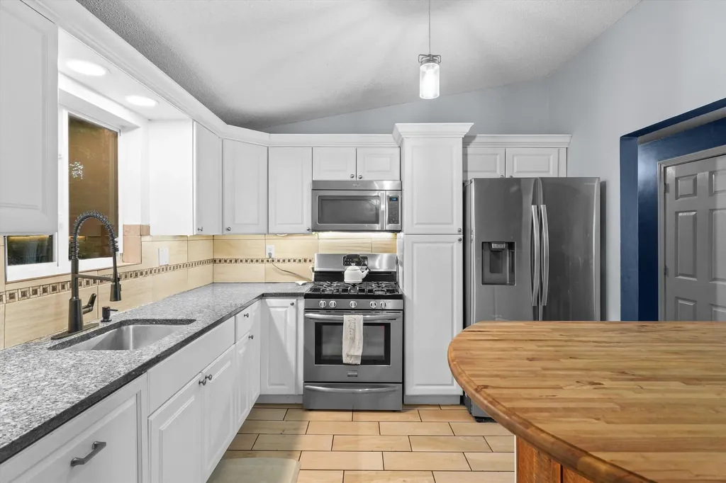 49 New Searles Road Nashua NH 03062